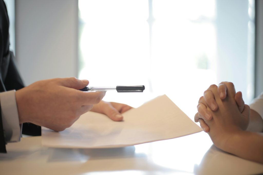 Para fazer consórcio precisa de nome limpo — pessoa analisando contrato de consórcio imobiliário